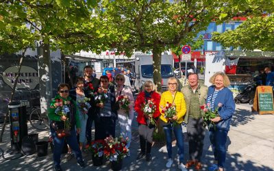Ver­teilen von Muttertagsrosen